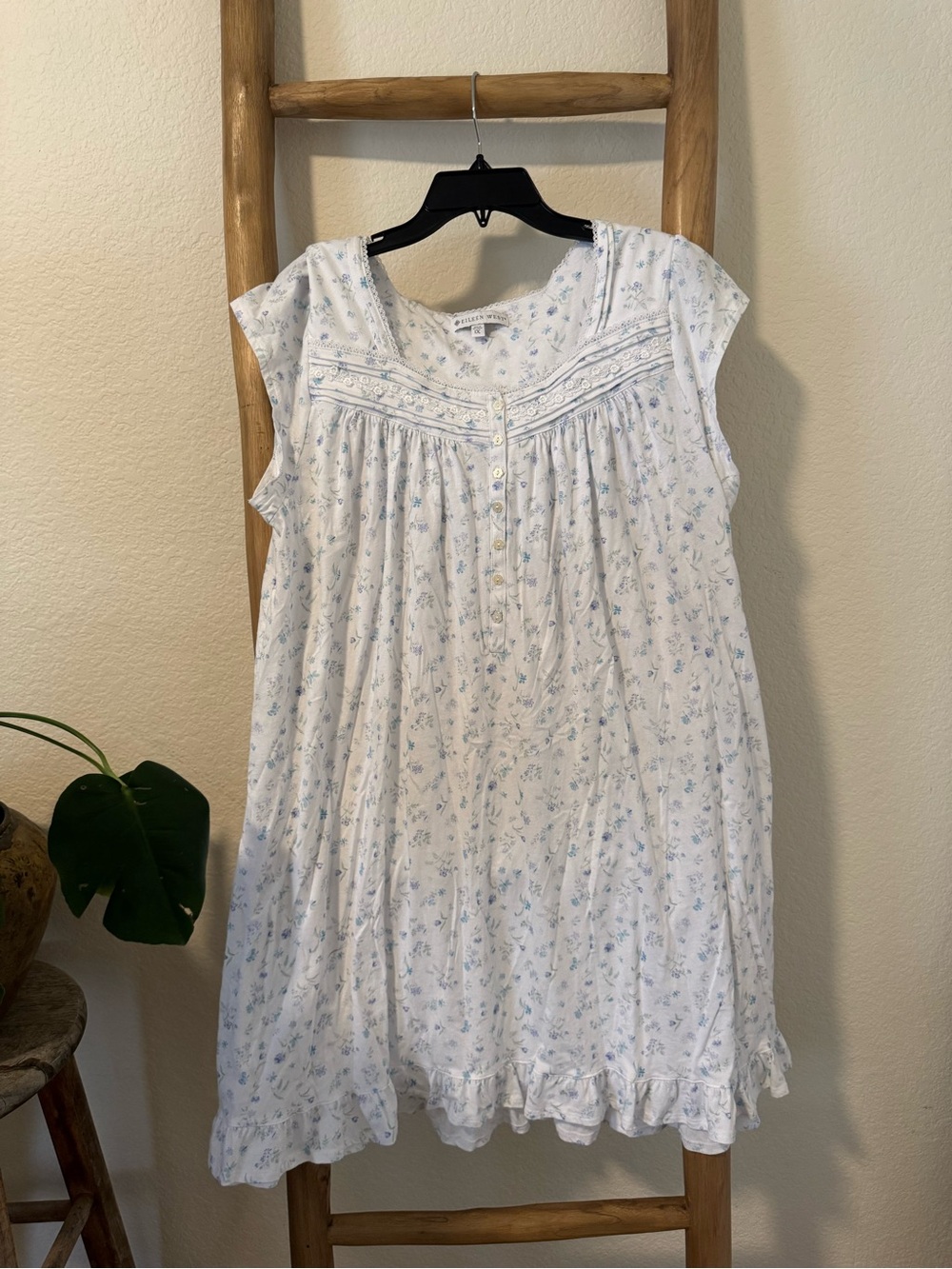 Eileen west White & Blue Floral Sleeveless Nightdress